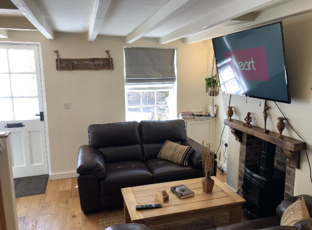 Bramble Cottage With Free Parking Бриджнорт Екстериор снимка