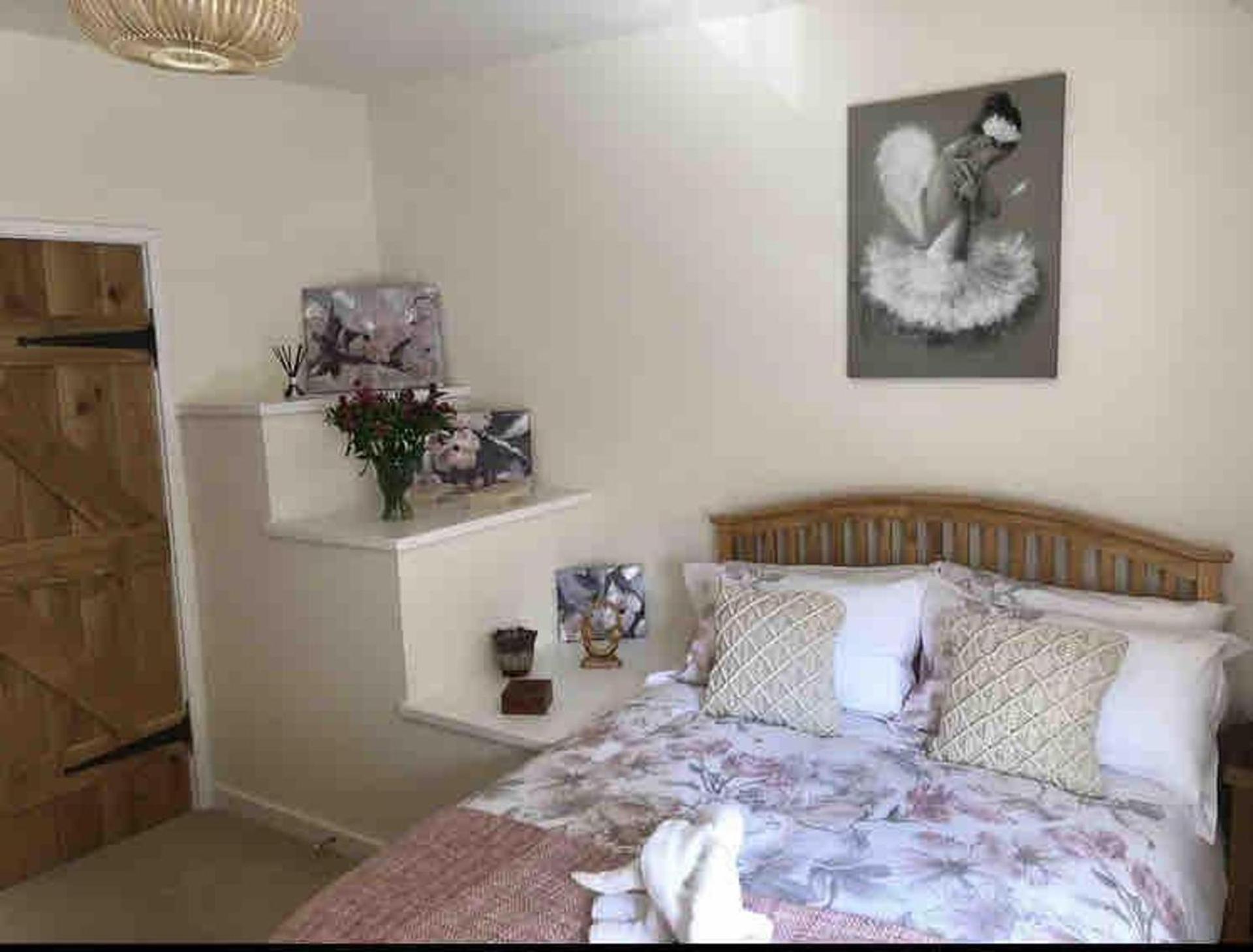 Bramble Cottage With Free Parking Бриджнорт Екстериор снимка
